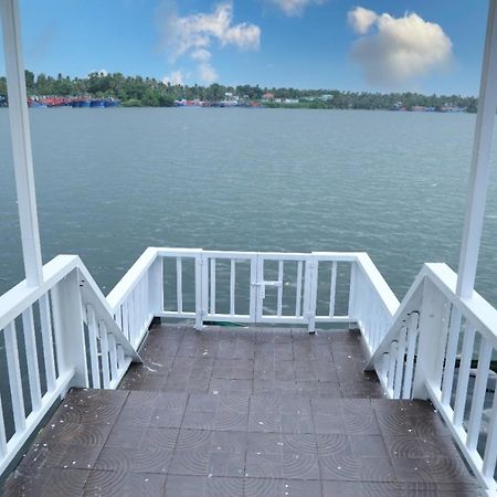 Quilon Lake Inn Kollam Exterior photo